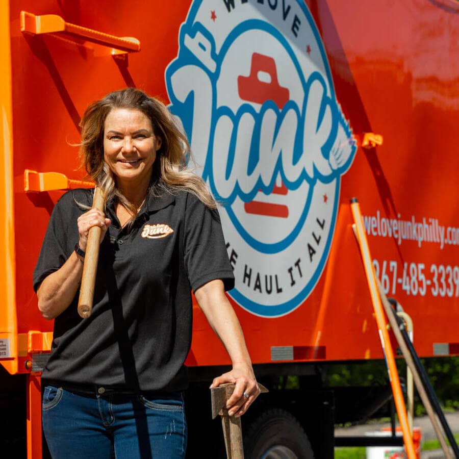 woman-we-love-junk-worker-behind-the-truck woman-we-love-junk-worker-behind-the-truck